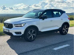 Vit Begagnad 2020 Volvo XC40 R-Design SUV | 359 000 kr (Marknadspris)