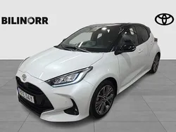 Vit Begagnad 2024 Toyota Yaris Hybrid Style Halvkombi | 299 900 kr (Marknadspris)