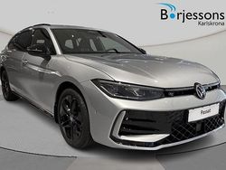Svart (grenadilla black metallic) Ny 2025 VW Passat R-line Kombi | 530 000 kr (Lite dyr)