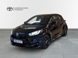 Svart (svart metallic) Begagnad 2022 Toyota Yaris Hybrid Style Halvkombi | 212 900 kr (Bra pris)