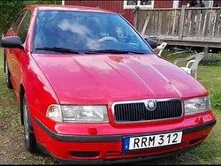 Röd Begagnad 2000 Skoda Octavia Halvkombi | 8 000 kr