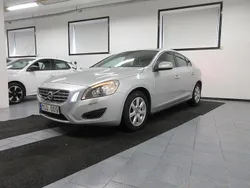 Ljusgrå Begagnad 2012 Volvo S60 Momentum Sedan | 119 500 kr (Marknadspris)