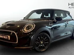 Svart (black) Begagnad 2022 Mini Cooper SE Halvkombi | 218 700 kr (Marknadspris)
