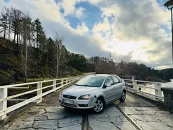 Grå Begagnad 2008 Ford Focus Halvkombi | 19 900 kr (Superpris)