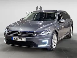 Mörkgrå Begagnad 2016 VW Passat GTE Kombi | 154 900 kr (Marknadspris)