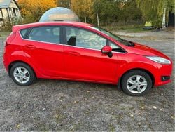 Röd Begagnad 2015 Ford Fiesta Titanium Halvkombi | 79 000 kr (Marknadspris)