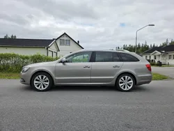 Brun Begagnad 2015 Skoda Superb Elegance Kombi | 119 900 kr (Marknadspris)