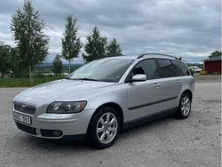 Grå Begagnad 2005 Volvo V50 Kinetic Kombi | 52 000 kr (Marknadspris)