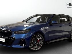 Blå (blue) Begagnad 2025 BMW 530e M Sport Kombi | 688 700 kr (Marknadspris)