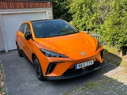 Orange Begagnad 2022 MG MG4 EV Luxury Halvkombi | 265 000 kr