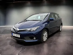 Mörkblå Begagnad 2017 Toyota Auris Hybrid Halvkombi | 184 990 kr (Lite dyr)