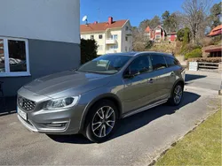 Grå Begagnad 2016 Volvo V60 CC Summum Kombi | 205 000 kr (Marknadspris)