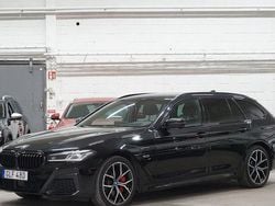 Svart Begagnad 2022 BMW 530e M Sport Kombi | 299 900 kr (Marknadspris)