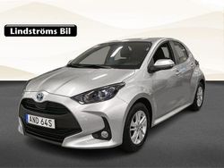 Silver Begagnad 2022 Toyota Yaris Hybrid Active Halvkombi | 224 900 kr (Marknadspris)