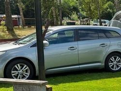 Grå metallic Begagnad 2011 Toyota Avensis Kombi | 75 000 kr (Marknadspris)