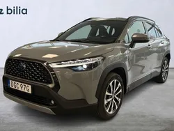 Grå Begagnad 2023 Toyota Corolla Cross Style SUV | 389 800 kr (Marknadspris)