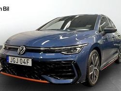 Mörkblå (anemone blue metallic) Begagnad 2024 VW Golf VIII R-line Halvkombi | 359 900 kr (Dyr)