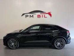 Svart Ny 2025 Porsche Macan 4 Electric SUV | 979 900 kr