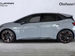 Ljusgrå (grå) Begagnad 2024 Cupra Born Halvkombi | 319 900 kr (Lite dyr)
