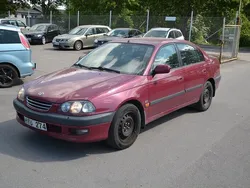Mörkröd Begagnad 1999 Toyota Avensis Sedan | 14 900 kr (Bra pris)