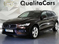 Mörkbrun (brun) Begagnad 2021 Volvo V60 CC Kombi | 348 900 kr (Marknadspris)
