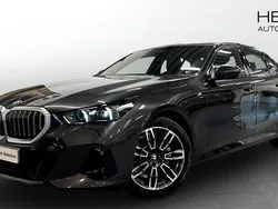 Grå (grey) Ny 2025 BMW 520 M Sport Sedan | 548 700 kr (Bra pris)