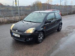 Svart Begagnad 2006 Ford Fiesta Halvkombi | 14 900 kr (Marknadspris)