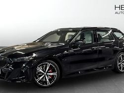 Svart (black) Begagnad 2025 BMW 530e M Sport Kombi | 684 700 kr (Marknadspris)