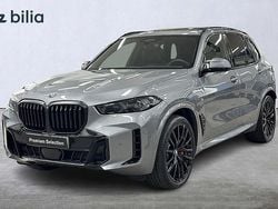 Grå Begagnad 2025 BMW X5 Comfort Edition SUV | 1 089 900 kr (Marknadspris)