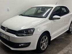 Vit Begagnad 2013 VW Polo Halvkombi | 64 900 kr (Marknadspris)