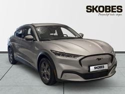 Grå Begagnad 2021 Ford Mustang Mach-E SUV | 369 900 kr (Marknadspris)