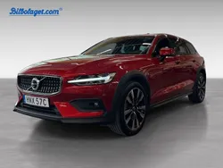 Röd Begagnad 2023 Volvo V60 CC Plus Kombi | 436 900 kr (Marknadspris)
