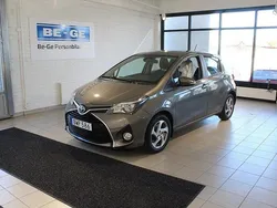 Grå Begagnad 2015 Toyota Yaris Hybrid Halvkombi | 134 000 kr (Marknadspris)