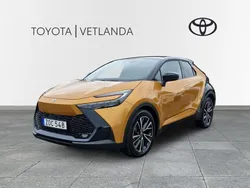 Gul (guldmetallic / svart) Ny 2024 Toyota C-HR Edition SUV | 479 000 kr (Marknadspris)