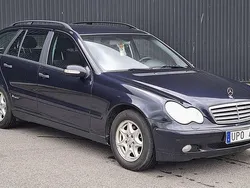 Mörkblå Begagnad 2003 Mercedes C180 Sport Edition Kombi | 28 900 kr (Marknadspris)