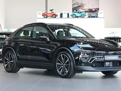Svart Ny 2025 Porsche Macan 4 Electric SUV | 1 004 600 kr (Lite dyr)