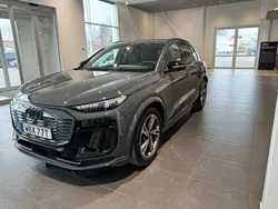 Grå (magnetgrå) Ny 2025 Audi Q6 e-tron S-Line SUV | 987 200 kr (Marknadspris)