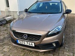 Brun Begagnad 2016 Volvo V40 CC Momentum Kombi | 142 000 kr (Marknadspris)