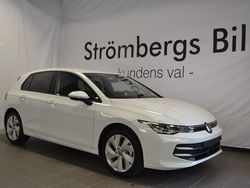 Ljusblå Ny 2024 VW Golf VIII Life Halvkombi | 324 200 kr (Dyr)