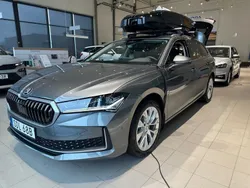 Grå (graphite grey metallic) Ny 2024 Skoda Superb Selection Kombi | 499 900 kr (Dyr)