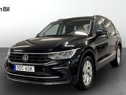 Svart (deep black pearl) Begagnad 2022 VW Tiguan Life SUV | 284 900 kr (Marknadspris)