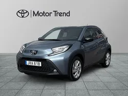 Grå Ny 2025 Toyota Aygo Style Halvkombi | 179 900 kr (Marknadspris)