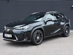 Svart Begagnad 2024 Lexus UX 300h Sport Design Packet SUV | 379 900 kr