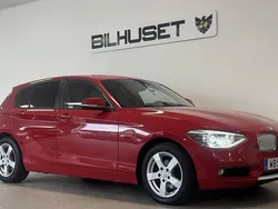 Röd Begagnad 2014 BMW 120 Urban Line Halvkombi | 129 900 kr (Marknadspris)