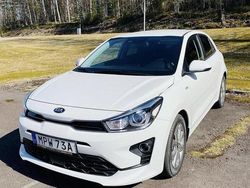 Vit Begagnad 2021 Kia Rio Advance Halvkombi | 149 000 kr (Marknadspris)