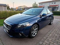 Blå (mörkblåmetallic) Begagnad 2016 Volvo V40 CC Ocean Race Kombi | 103 000 kr (Bra pris)