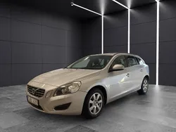 Ljusgrå (grå) Begagnad 2011 Volvo V60 Momentum Kombi | 129 900 kr (Marknadspris)