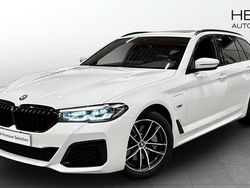 Vit (white) Begagnad 2022 BMW 530e M Sport Kombi | 388 700 kr (Marknadspris)