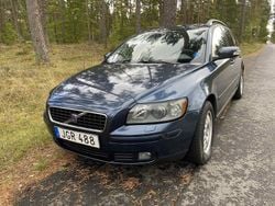 Blå Begagnad 2007 Volvo V50 Momentum Kombi | 21 500 kr (Marknadspris)