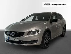 Ljusbrun Begagnad 2016 Volvo V60 CC Summum Kombi | 199 000 kr (Marknadspris)